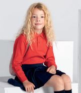 Dziewczynka ubrana w koszulkę z długim rękawem POLO PKID 200 JHK koloru czerwonego.Dostępna na www.koszulkisuper.com