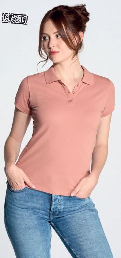 Kobieta ubrana w Koszulkę Damską POLO POPL 200 LS JHK –koral. Lekko taliowana, wyprofilowany krój i z 3 guzikami. Dostępne na www.koszulkisuper.com