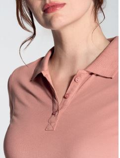 Kobieta ubrana w Koszulkę Damską POLO POPL 200 LS JHK –koral. Lekko taliowana, wyprofilowany krój i z 3 guzikami. Dostępne na www.koszulkisuper.com