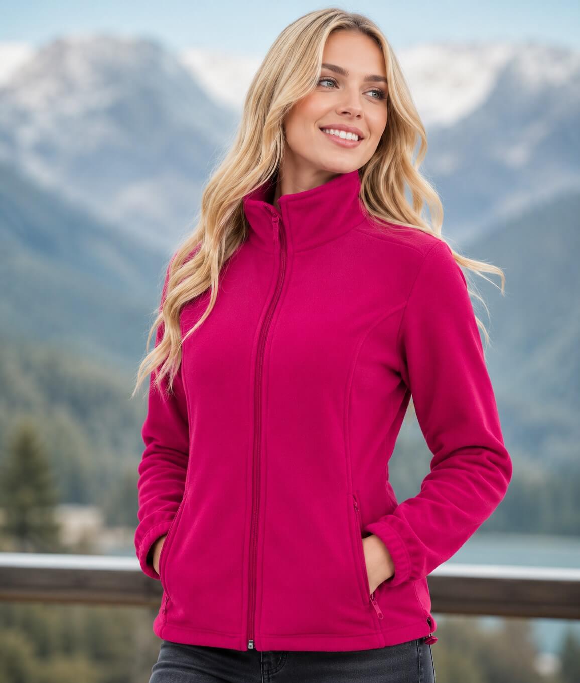 Kobieta o długich blond włosach ubrana ciepły polar damski FLRL 300 RP na tle gór.Dostępne na koszulkisuper.com
