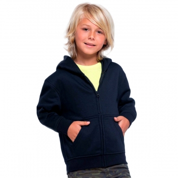 Chłopiec o jasno blond włosach w bluzie dresowej z kapturem JHK SWRK HOOD koloru czarnego.Ręce ma włożone do kieszeni.Bluza dostępna na www.koszulkisuper.com