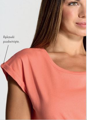 Kobieta ubrana w koszulke damską bawełnianą koloru koral z krótkim rękawem TSUL TBG JHK, single jersey, szeroki okrągły dekolt i z podwiniętymi rękawami. Dostępna na www.koszulkisuper.com