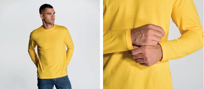 Mężczyzna ubrany w koszulkę z długim rękawem  JHK TSRA 150 LS T-SHIRT • w kolorze żółtym. Gramatura ok.160g.100% bawełna.Brak bocznych szwów i brak ściągaczy • . Podwójne przeszycia na ramionach i u dołu. Zakończenie przy szyi lycrą.Dostępne na www.koszulkisuper.com