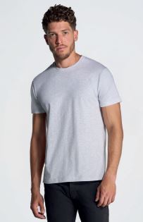 Mężczyzna ubrany w koszulkę JHK TSRA 170 REGULAR HIT T-SHIRT w kolorze białym.100% bawełna.Oddychająca tkanina.Brak bocznych szwów. Podwójne przeszycia i ściągacz z dodatkiem lycry.Dostępne na www.koszulkisuper.com