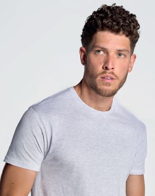 Mężczyzna ubrany w koszulkę JHK TSRA 170 REGULAR HIT T-SHIRT w kolorze białym.100% bawełna.Oddychająca tkanina.Brak bocznych szwów. Podwójne przeszycia i ściągacz z dodatkiem lycry.Dostępne na www.koszulkisuper.com