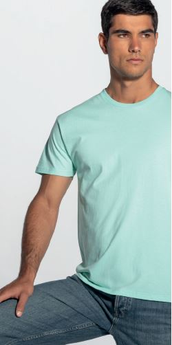 Mężczyzna ubrany w koszulkę JHK TSRA 190 PREMIUM T-SHIRT w kolorze miętowym.Uniwersalny fason.100% bawełna.Oddychająca tkanina.Brak bocznych szwów.Podwójne przeszycia i ściągacz z dodatkiem lycry.Dostępne na www.koszulkisuper.com