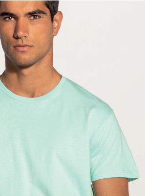 Mężczyzna ubrany w koszulkę JHK TSRA 190 PREMIUM T-SHIRT w kolorze miętowym.Uniwersalny fason.100% bawełna.Oddychająca tkanina.Brak bocznych szwów.Podwójne przeszycia i ściągacz z dodatkiem lycry.Dostępne na www.koszulkisuper.com