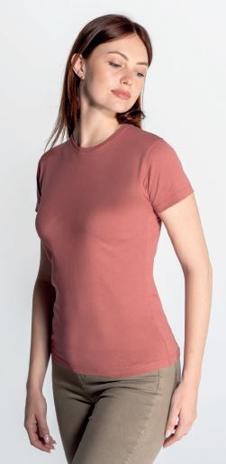 Kobieta ubrana w koszulkę dopasowaną TSRL CMF JHK w kolorze burgundy.Dostępna na www.koszulkisuper.com
