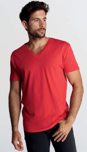 Mężczyzna ubrany w Męską koszulkę w szpic kolor-Czerwony JHK TSUA PICO URBAN V-NECK dopasowana do sylwetki.Wzmocniony lycrą ściągacz.Taśma wzmacniająca.100% bawełna.Boczne szwy. Gramatura: 160 approx.Dostępne na www.koszulkisuper.com