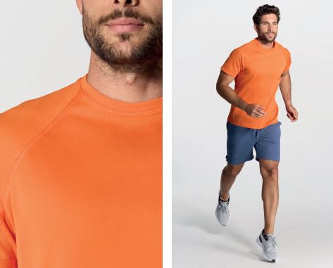 Mężczyzna ubrany w Koszulkę męską sportową JHK T-Shirt Sport Man kolor-Orange Fluor z raglanowymi rękawami. Wykonana z oddychającego i szybkoschnącego poliestru z recyklingu. Gramatura 130 g.Dostępne na www.koszulkisuper.com