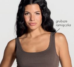 Kobieta ubrana w  Stylowy top damski z cienkimi ramiączkami TSUL VCTR JHK koloru grafit, wykonany ze 100% bawełny o gramaturze 160g. Dostępne na www.koszulkisuper.com